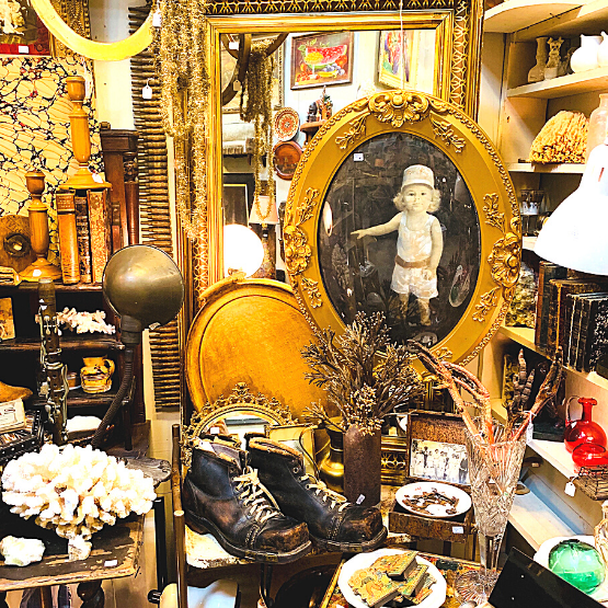 Thrift-shop full of vintage gifts